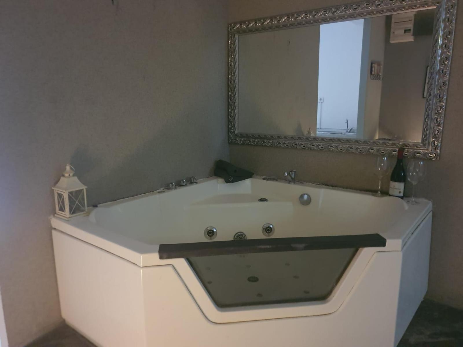 Escape In Jacuzzi *